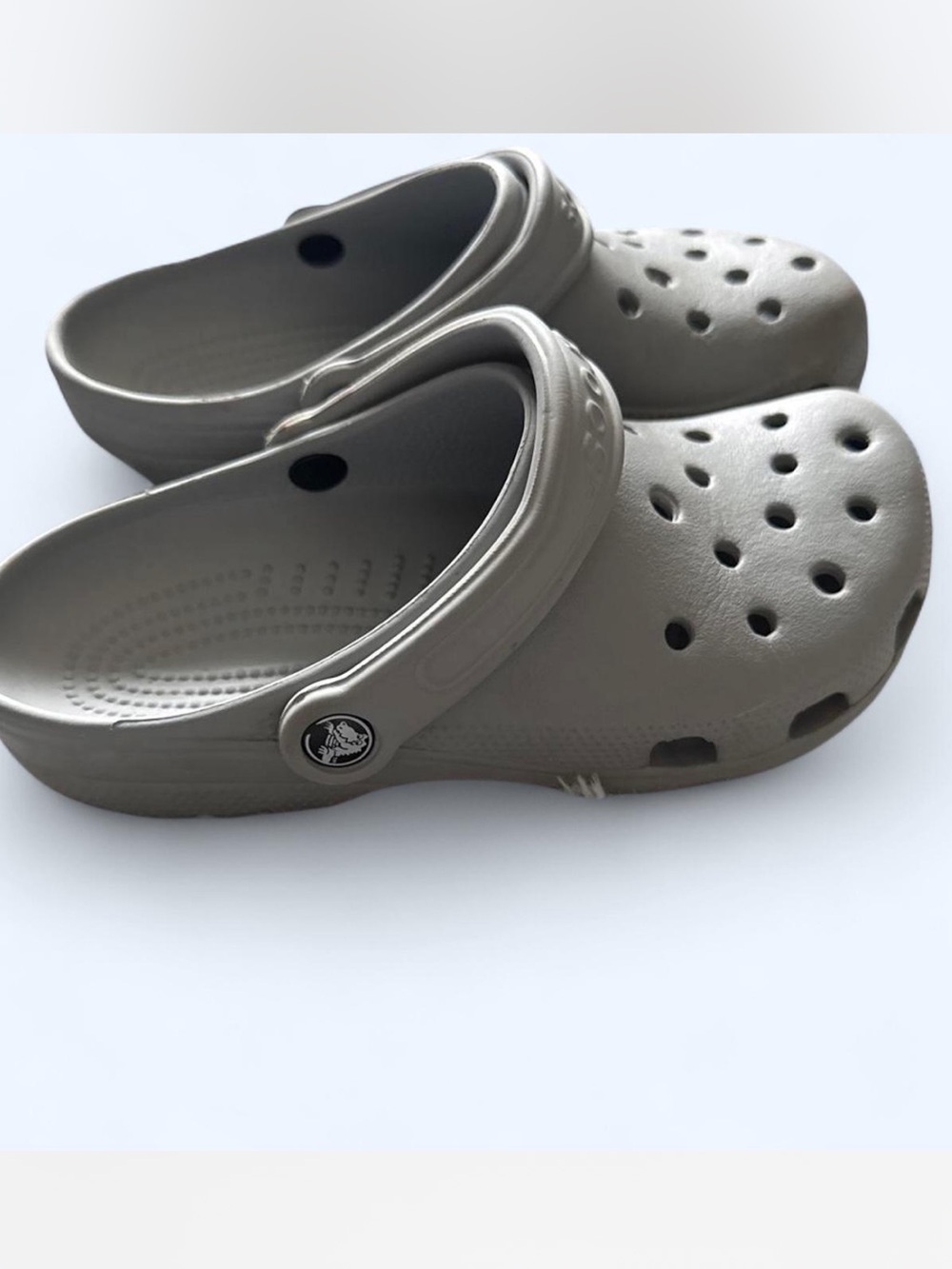 CROCS Women 8 Classic Clog in Light Gray